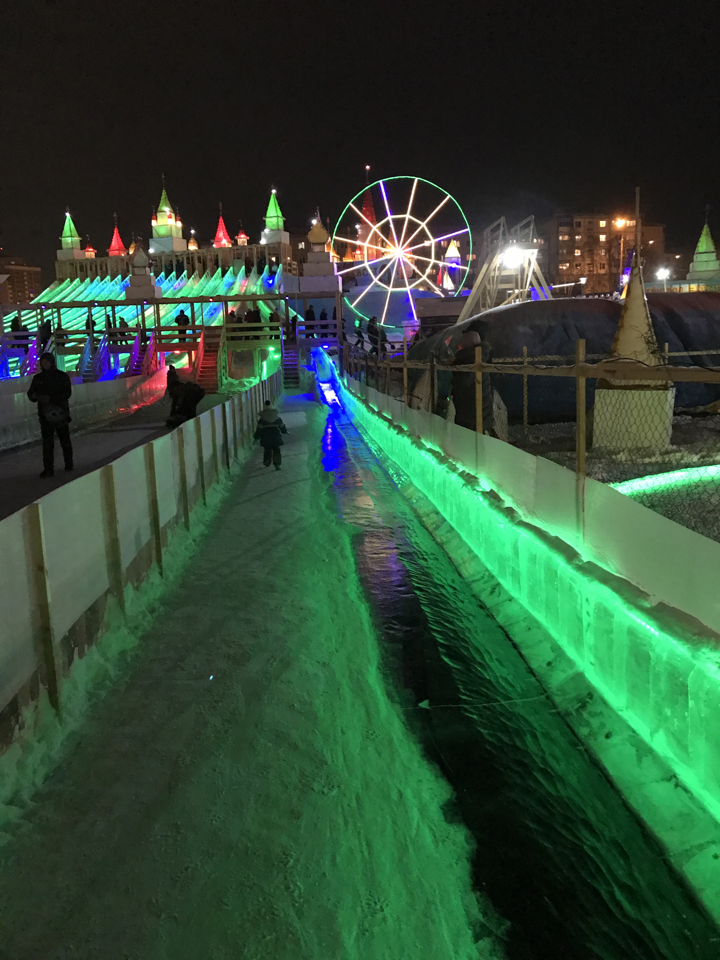 Иркутский москва. Ледяной городок Иркутск Солнечный 2019. Горки в Солнечном Иркутск. Горки в Солнечном Иркутск 2020. Горки и каток в Иркутске.