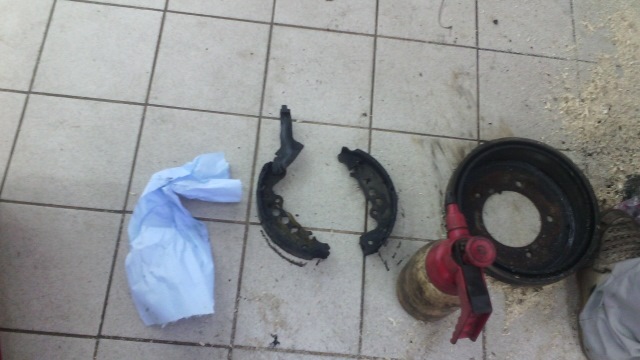 Замена тормозного цилиндра сзади справа — Suzuki Grand Vitara (1G), 2,5 ...