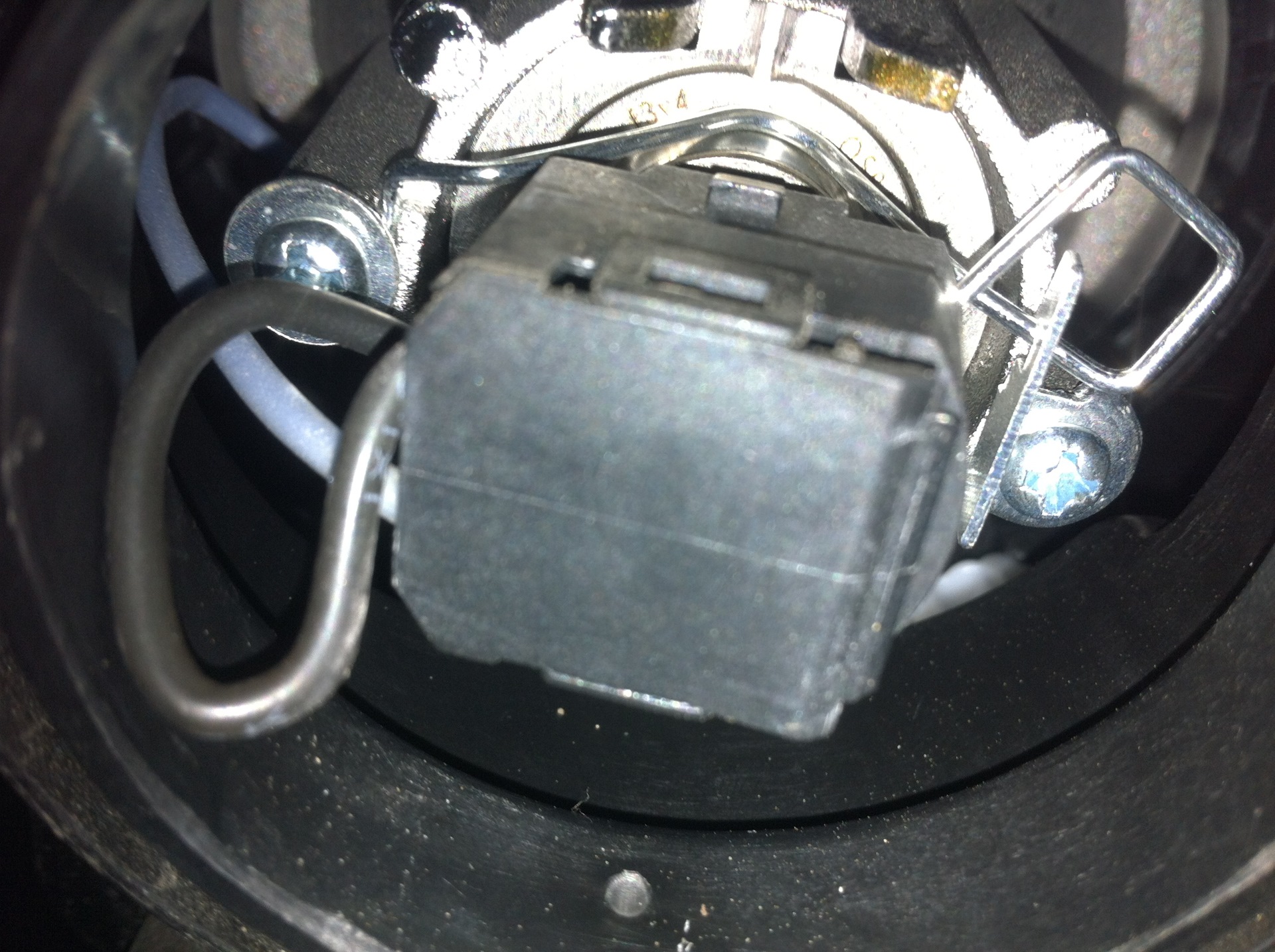 Ближний свет слева. Лампа ближнего света чери амулет. Свет фар авто. Лампа ближнего света пежо 207 2007 года. Заводские лампы ближнего света на пежо 408.