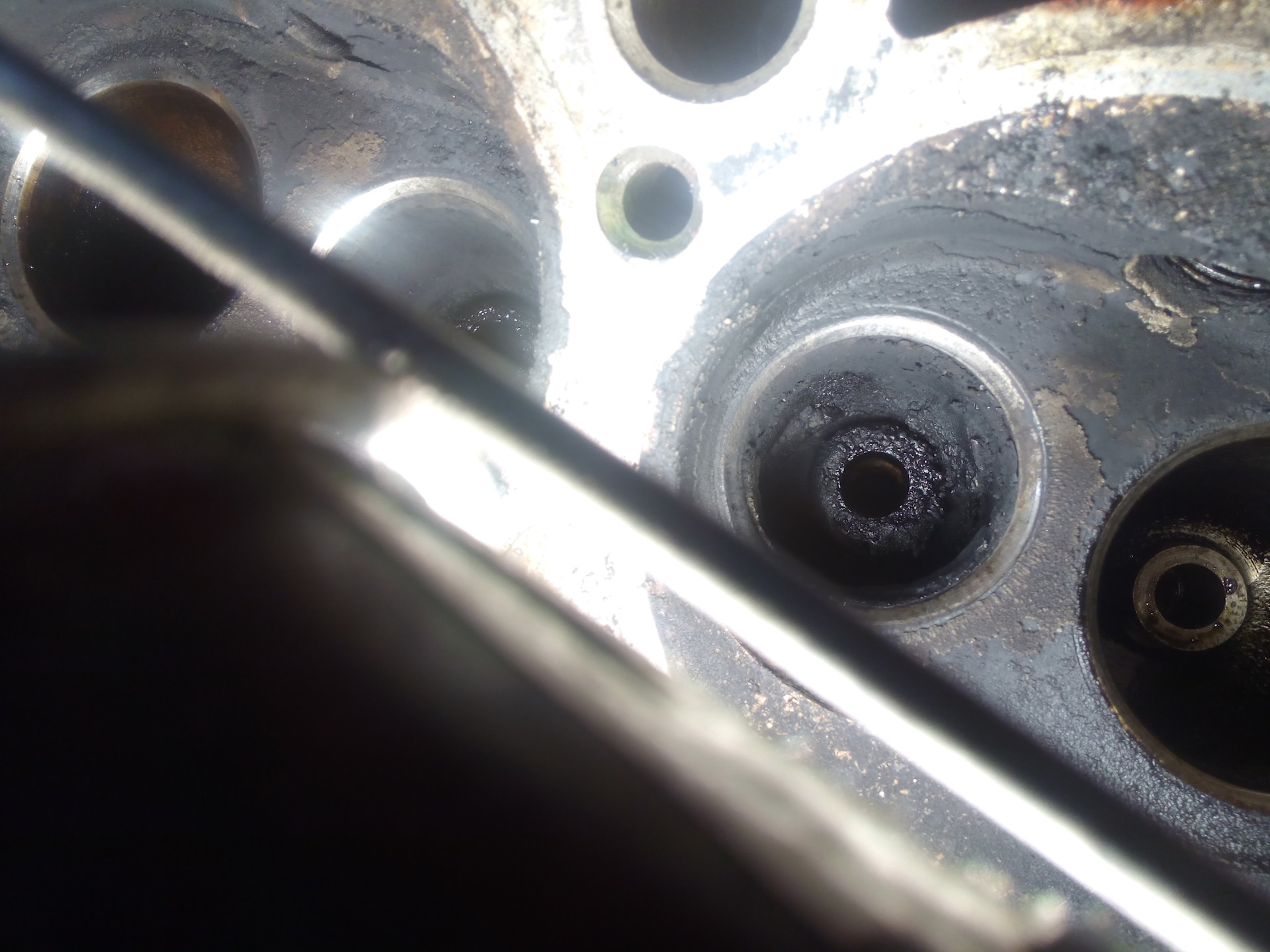 Дым из под крышки клапанов ВАЗ 2106. Двигатель ВАЗ 2106 дымит черным. Дымит двигатель ВАЗ 2106 причины. Дымит двигатель после ремонта головки.
