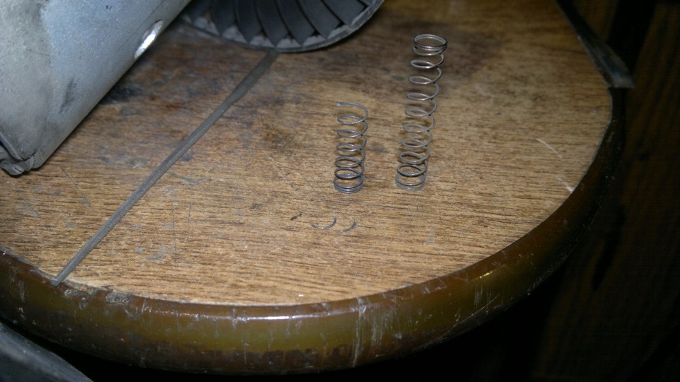 с лева то что осталось от родной пружины, а справа то какая она быть должна (целая с другого моторчика) — BMW 5 series (E34)