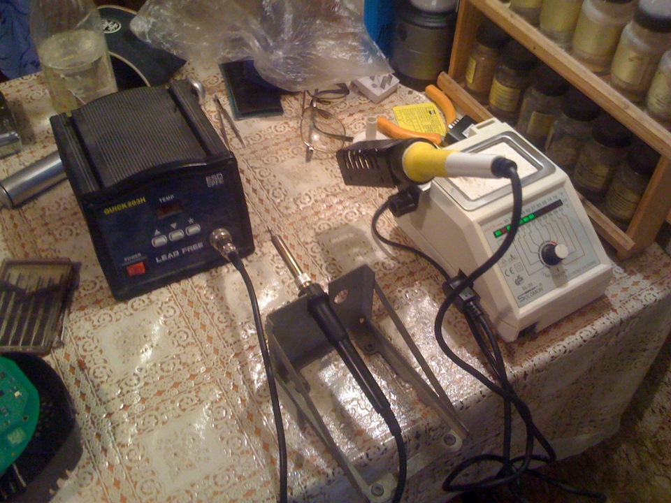 Две паяльные станции, которыми я пользовался для выпайки светодиодов и припайки новых светодиодов. — Skoda Octavia A5 Mk2