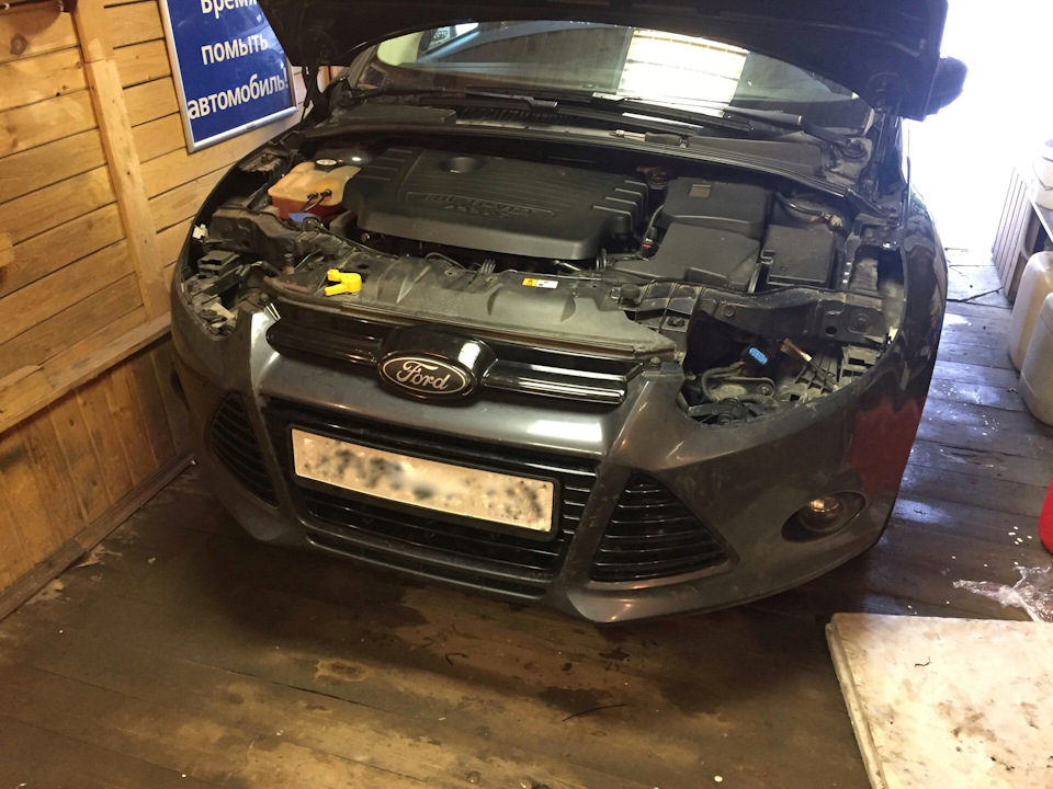 Особенно мне нравится верхняя решетка выкрашенная рояльным лаком ))) — Ford Focus Hatchback III