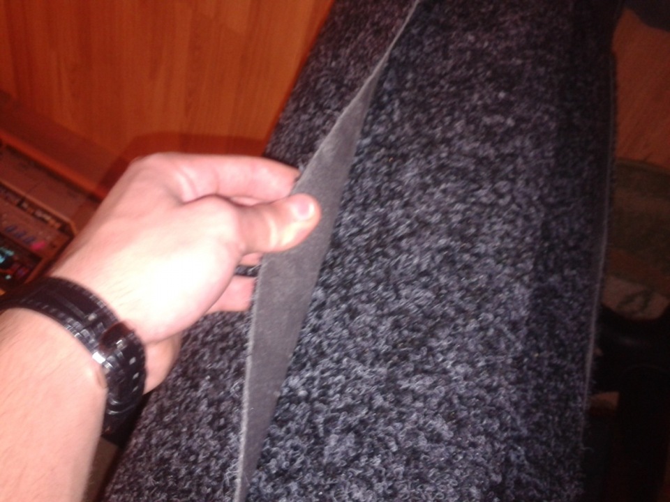 На что клеить карпет. Обшивка карпетом багажника. Наклеить карпет. Короб обтянутый карпетом. На что клеить карпет.