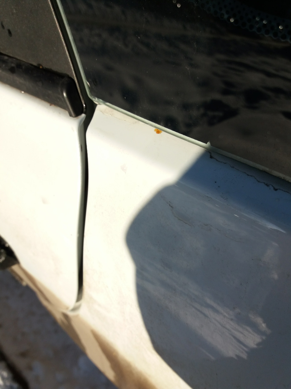 Что это? Неужели ржавчина под задней левой форточкой? — Lada Гранта ...