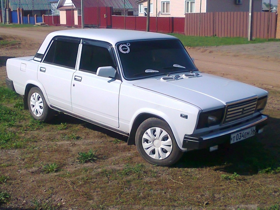 Фото белой 7. Лада 2107 белая. Семерка ВАЗ 2107 белая. Lada 2107 белая. ВАЗ 2107 белая белая.