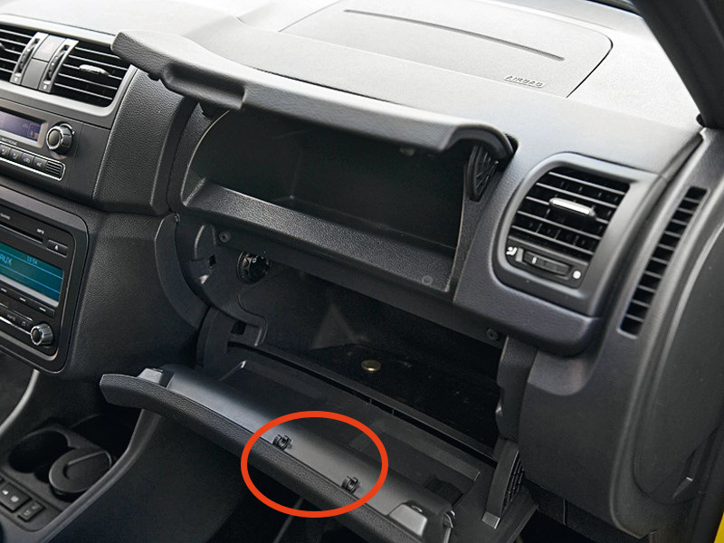 Skoda fabia 2 как снять бардачок