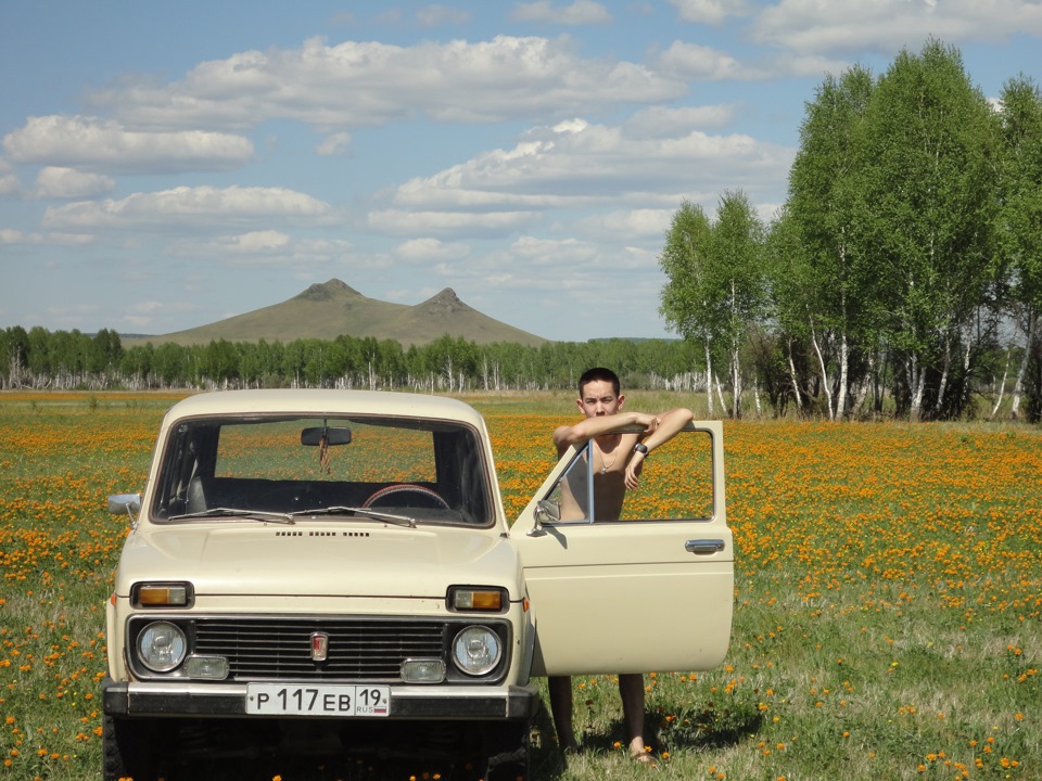 Русские на природе отдыхали. Фото автомобиля в мае на природе. Девушки отдыхают на природе пикап. Якутия фотографии людей отдыхающие на природе.