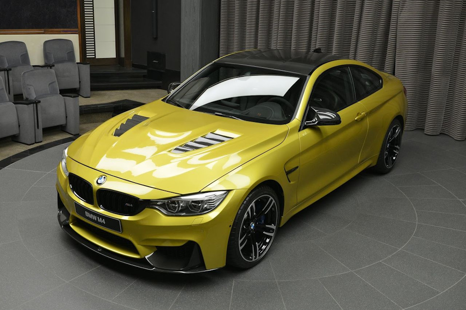 BMW m4 желтая