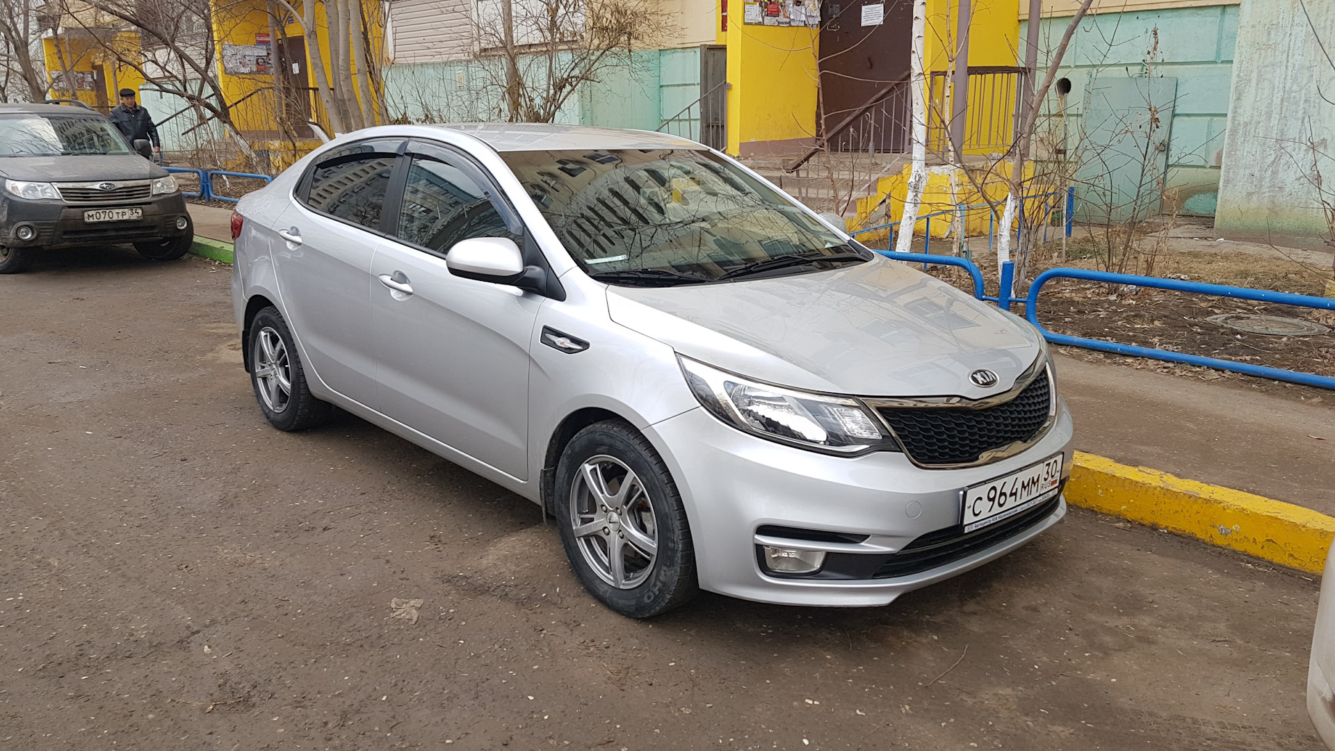 Kia Rio серебристый