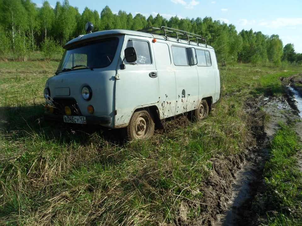 Песня села в уазик. УАЗИК Буханка. УАЗИК В деревне. Деревенский УАЗ. Буханка в деревне.