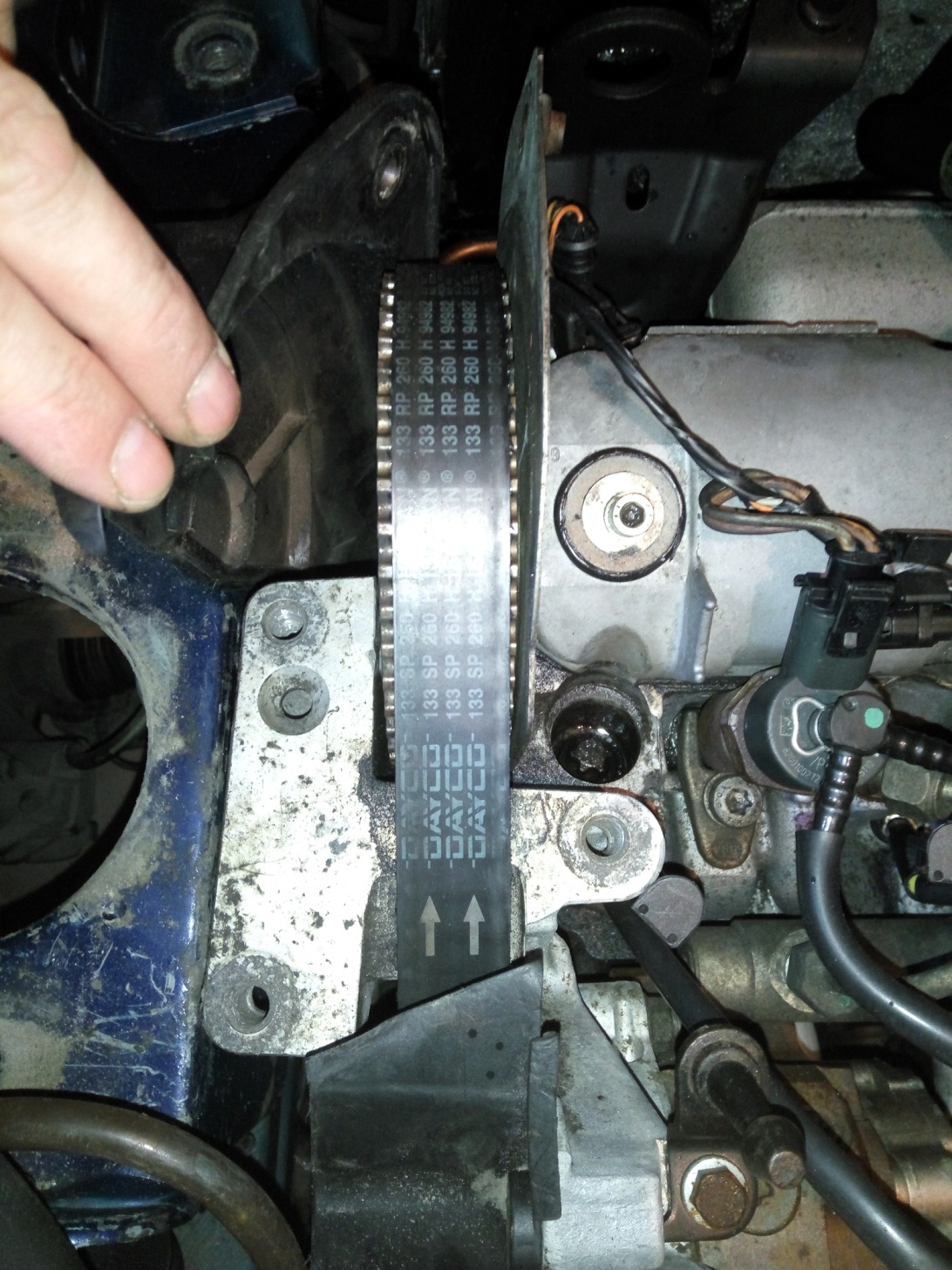 Скрипит грм. Свистит ремень генератора. Порванный ремень грм. Метки грм шкода рапид 1. Как может провернуться ремень грм.