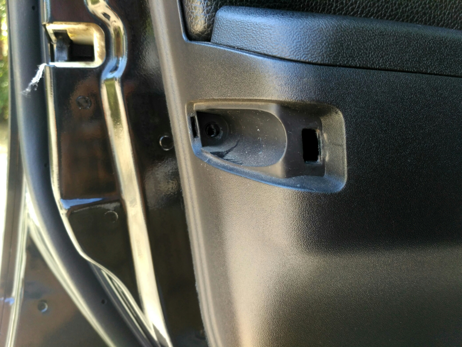 Втулка кнопки двери вольво s60. Люфт петли двери ауди 80. Люфт дверей ваз 2115. Петли дверей шевроле лачетти. Петли дверей шевроле лачетти.