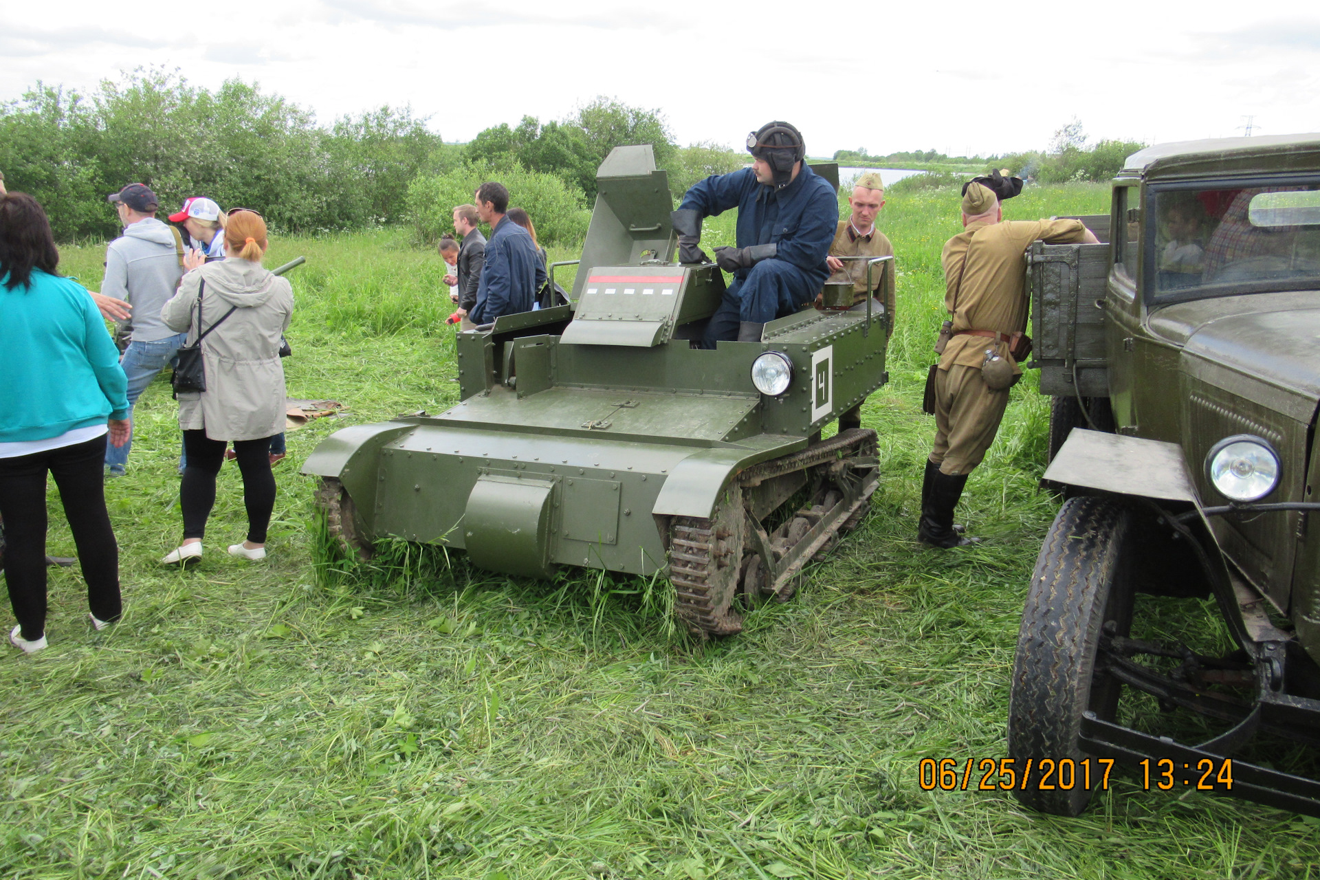 Т 27 фото. Танкетка т27 в Алакуртти. Т-27 танкетка. ТТ-27 телетанкетка. Танкетка т-27 внутри.