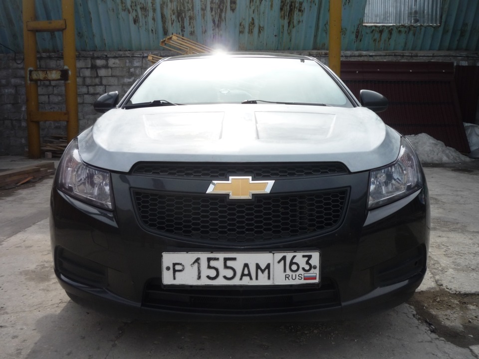 Капот круз. Chevrolet Cruze капот с жабрами. Шевроле Круз с кенгурятником. Отбойник капота Шевроле Круз. Защита на капот Шевроле Круз.