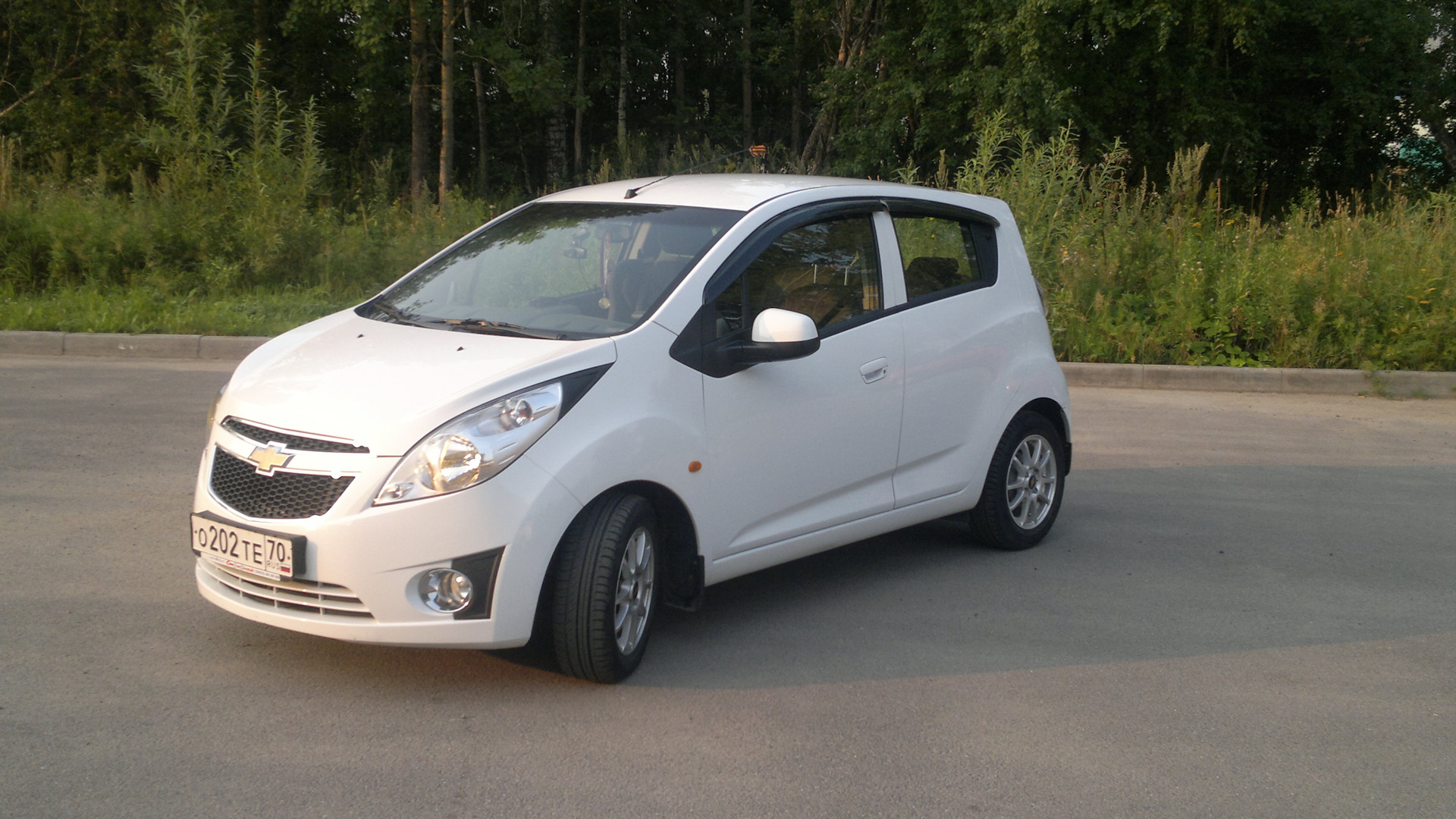 Chevrolet Spark на белом фоне