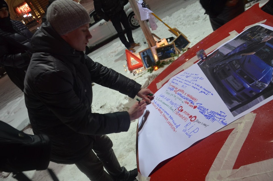 пол москвы собралось. митинг как ракурс съемки. пол москвы собралось. скандальное фото у храма. пол москвы собралось.