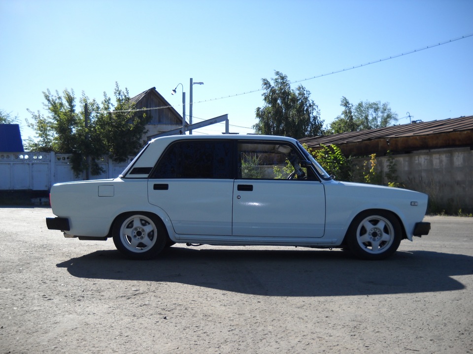 Смена белого. ВАЗ 2105 ярко белый. Lada 2105 ярко белая. Ярко белый цвет ВАЗ 2105. Лютая ВАЗ 2107.