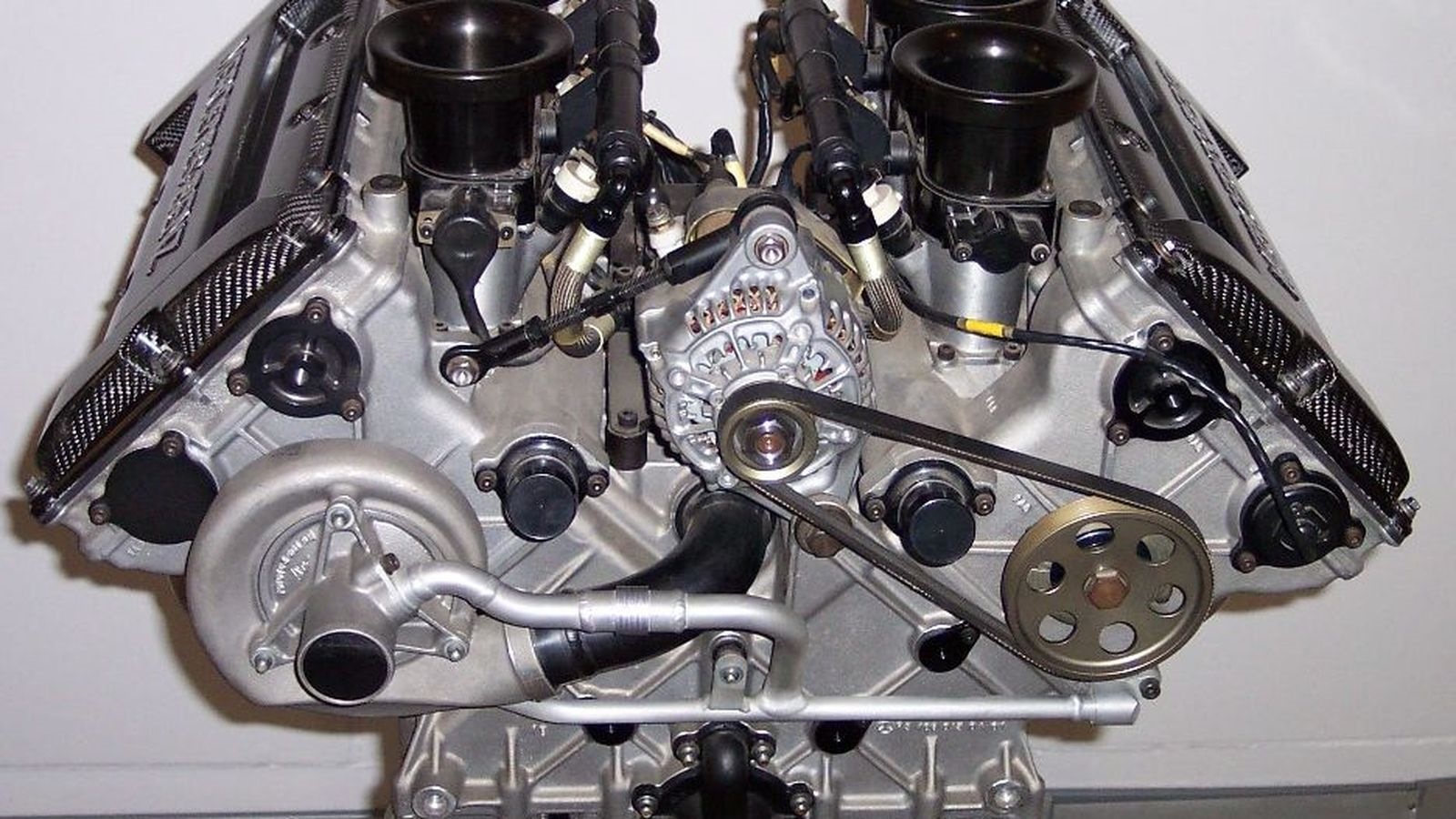 Поршневой двигатель автомобиля. Двигатель ГАЗ v6. Поршневые двигатели. Поршневой двигатель машины. В образный двигатель.