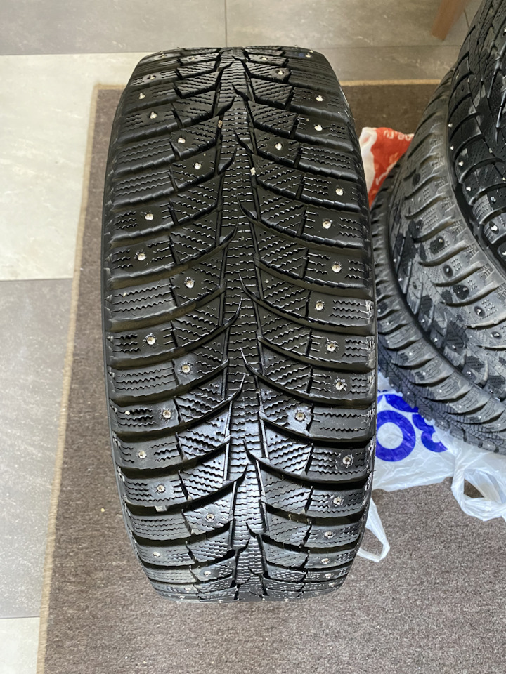 Шины зимние шипованные 205/55 R16, литые диски 7Jx16 ET40 5x108 на Ford ...