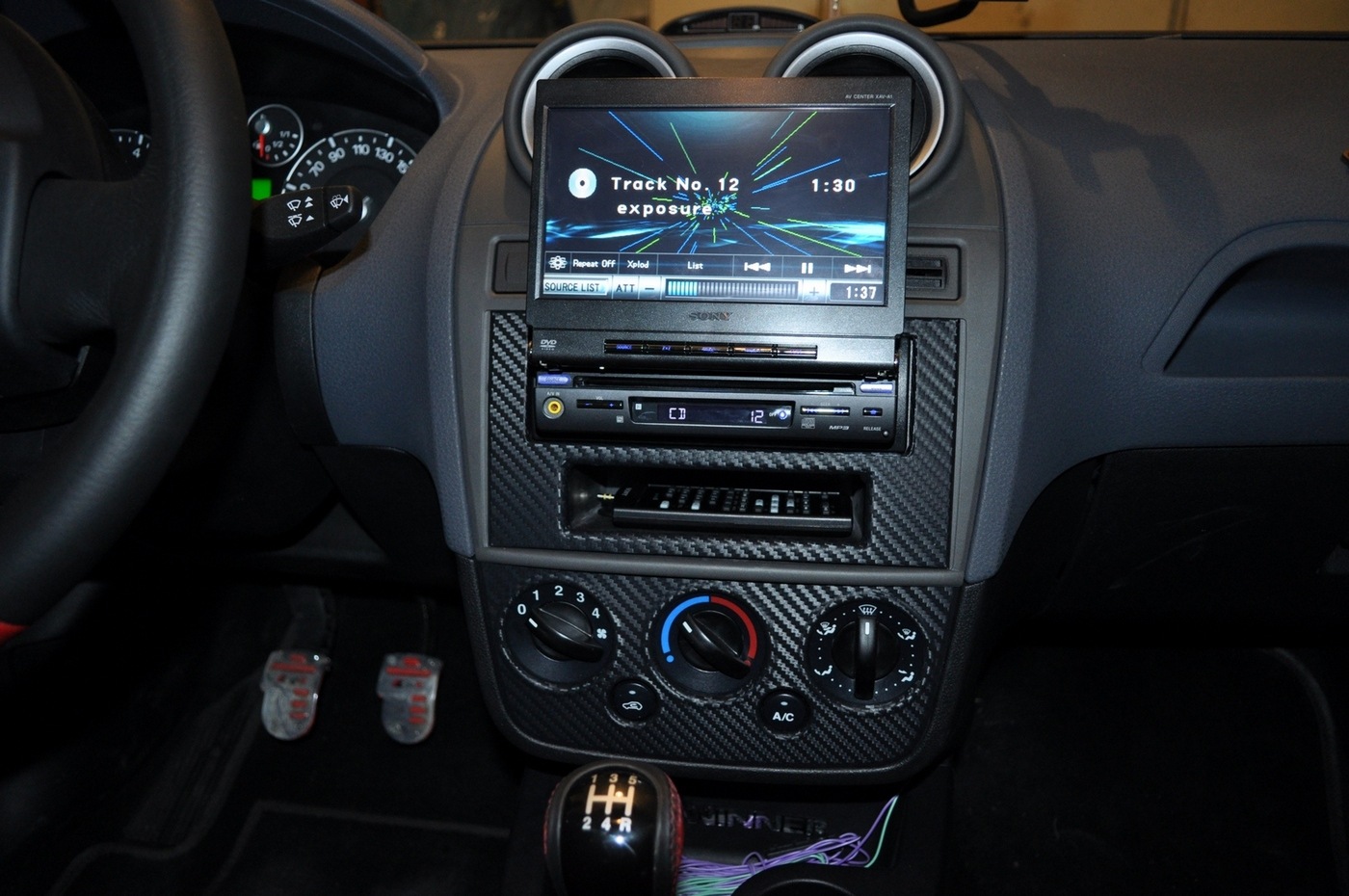 Выдвижной экран в машину. Магнитола с выдвижным экраном на ВАЗ 2170. Сайбер выдвижная магнитола. 1 Din магнитола с экраном Hyundai Getz.