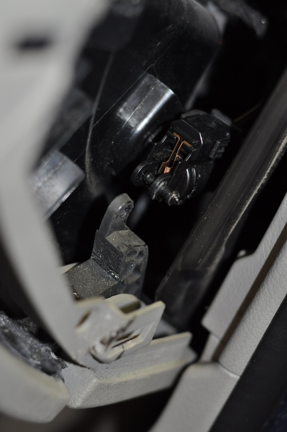 Снятие перчаточного ящика + ремонт правой петли — Audi A4 (B6), 1,8 л ...