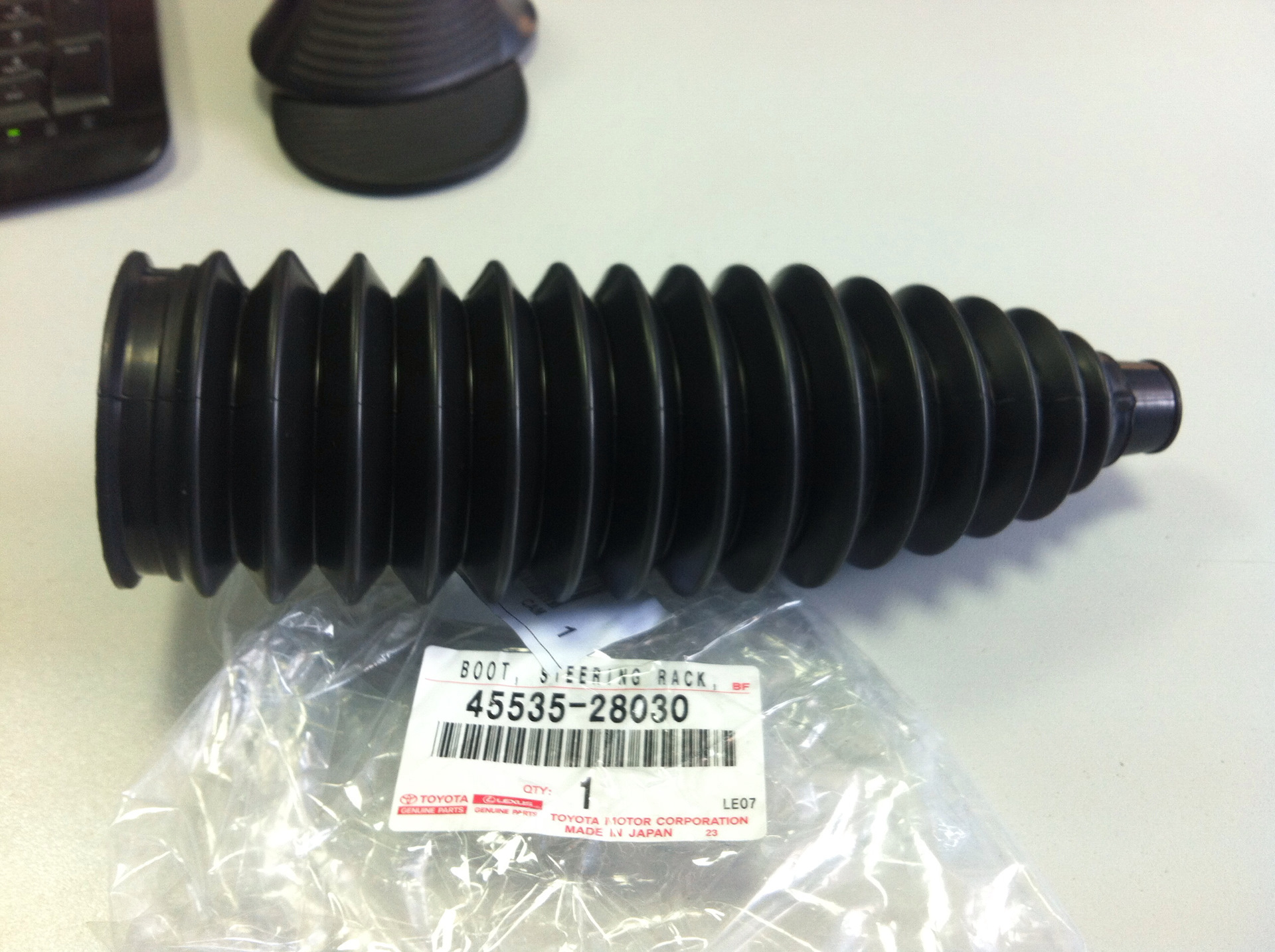 Пыльник рулевой тойота рав 4. Пыльник рулевой рейка toyota yaris 90 артикул. Пыльник рулевой рейки toyota corolla 150. St-45535-52040 пыльник рулевой рейки. Пыльник рулевой тойота.