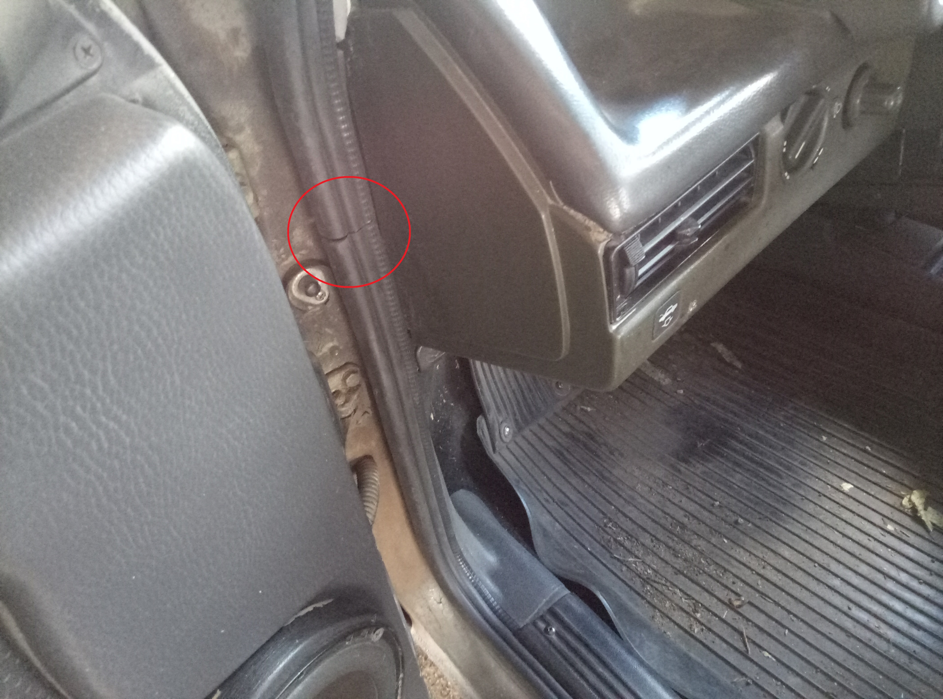 Пыль в салоне ваз. Как сделать приору тише. Плафон салона ваз 2107. Пыль в салоне ваз. Пыль в багажнике приора хэтчбек.