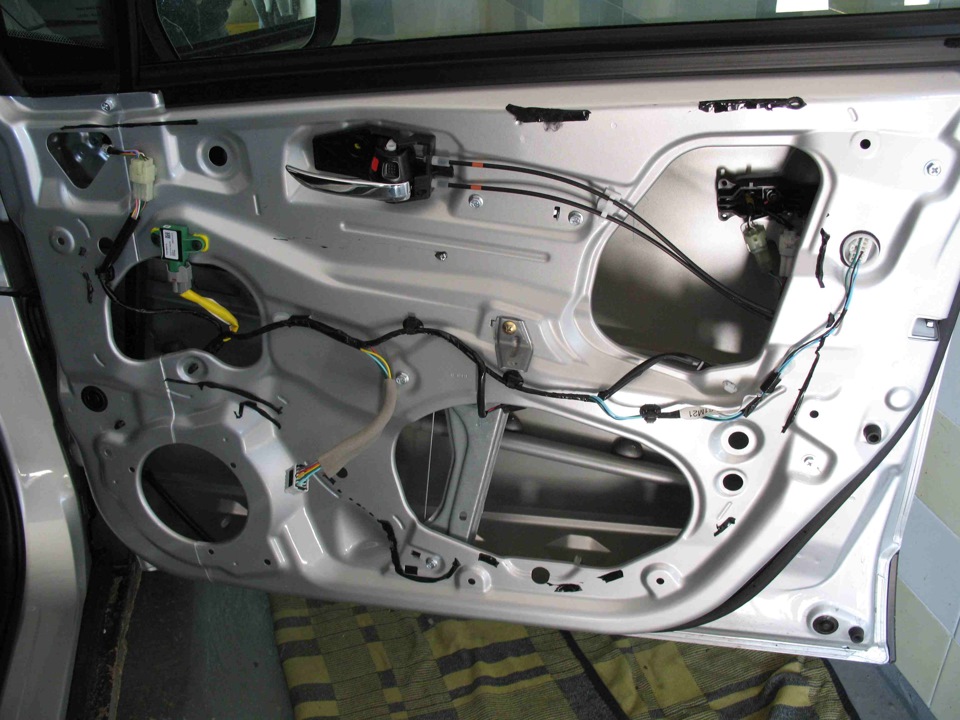 Как снять обшивку закрытой двери. Suzuki Grand Vitara замок внутренней водительской двери. Suzuki Grand Vitara 1999 2.5 передний стеклоподъемник. Дренаж w211. Динамики в дверях Suzuki SX 4.