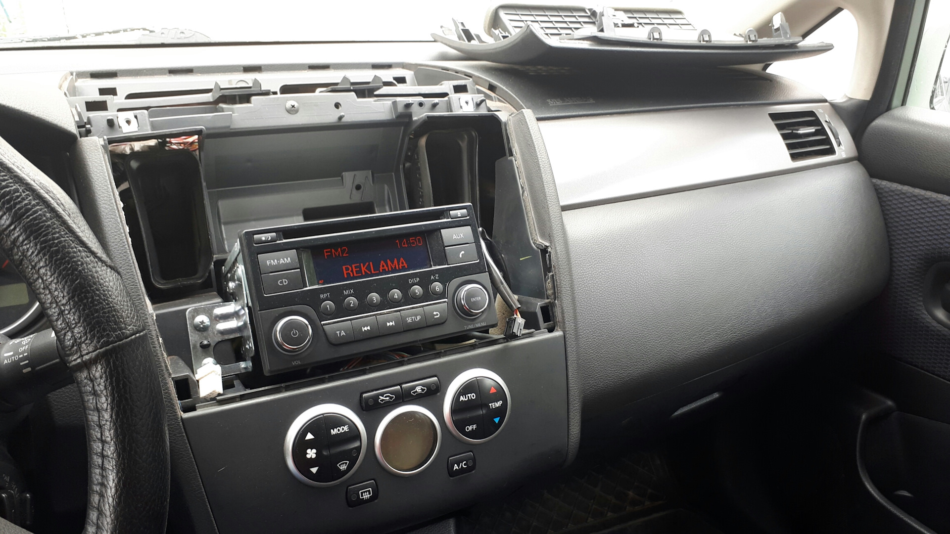 Как снять консоль ниссан ноут Центральная консоль, подсветка, usb, радар. - Nissan Tiida (1G), 1,6 л, 2008 год