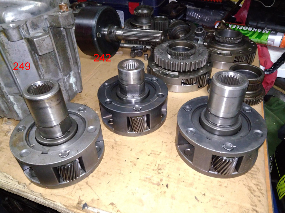 Входной вал у 242 был на 21 шлиц, а у меня коробка АХ 15 на 23 шлица. Благо у меня было несколько планетарок и я взял нужный мне вал на 23 шлица и с тупыми зубцами на шестерне. Зубцы на шестернях планетарок бывают ДВУХ видов! — Jeep Cherokee (XJ)