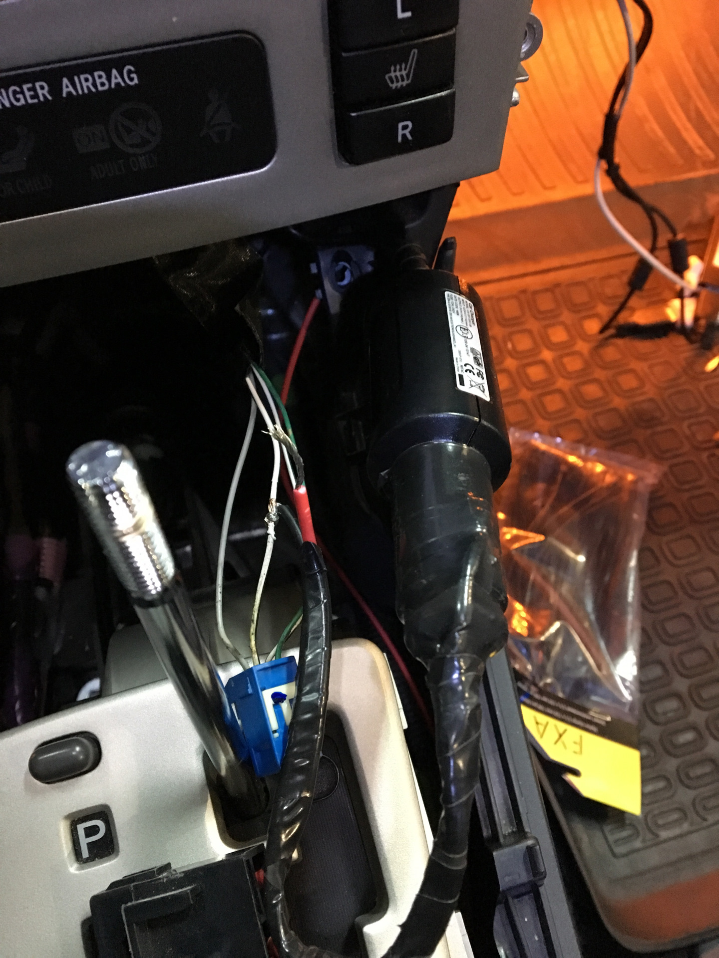 Как подключить видеорегистратор через прикуриватель. Mio 688 usb cable. шкода рапид установка видеорегистратора. как подключить прикуриватель на тойота. куда подключен прикуриватель для 2 ряда ford s-max.