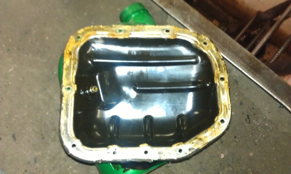 Поддон двигателя после раскоксовки лавр203. Картер масляный g4la. 1200a423 поддон масляный. Масло в поддоне двигателя. Масляный поддон в масле.