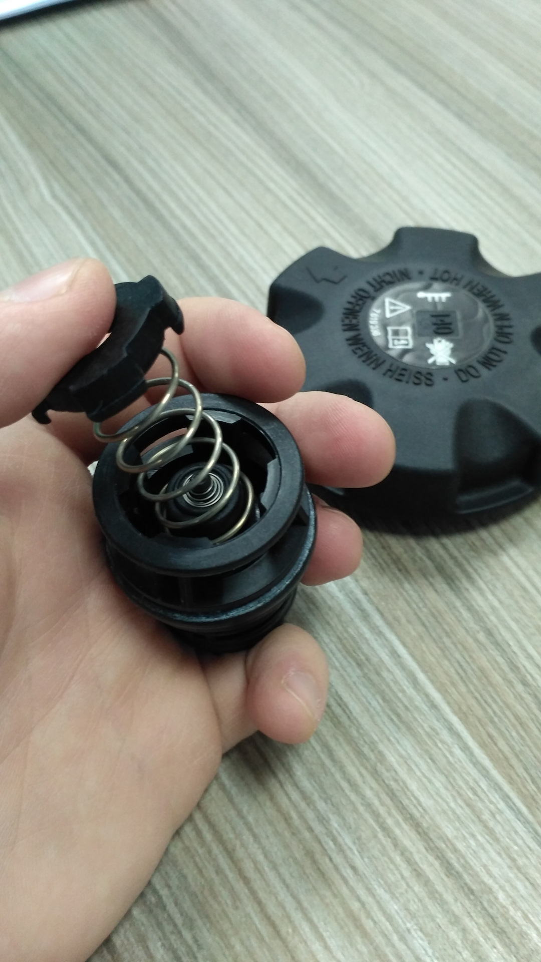 Разбор крышки бензобака калина 1. Пробка заливной горловины бензобака ситроен берлинго. Просверлил крышку рб. Как разобрать крышку бака. Крышка рб vag.