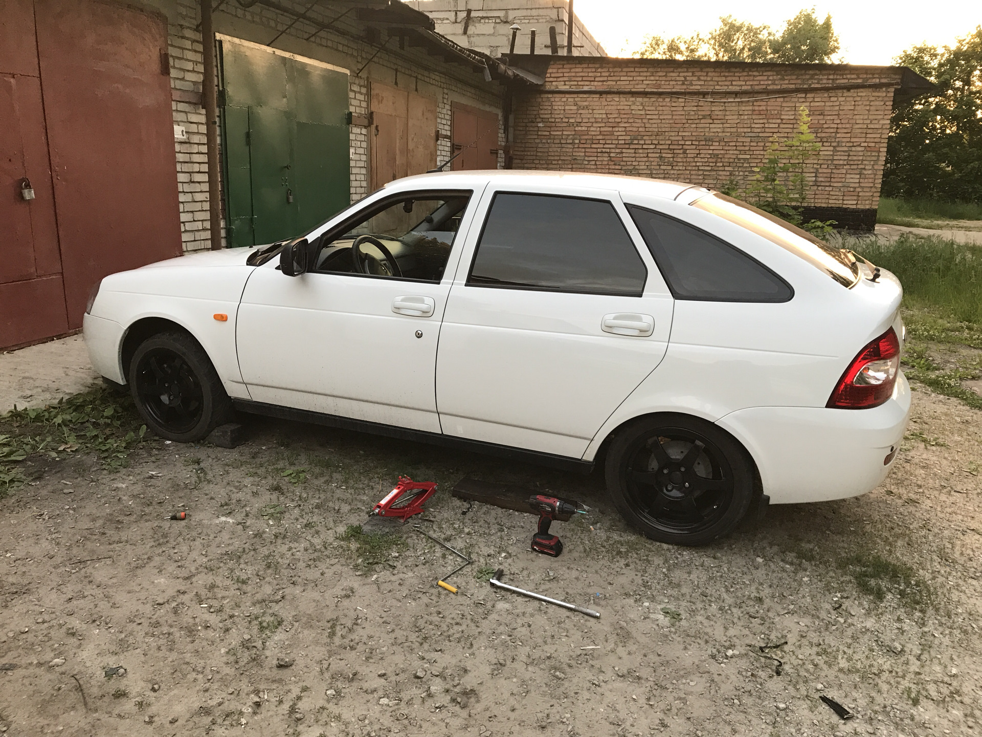 Приора хэтчбек на штампах. Белая приора хэтчбек на болотных штампах. Приора на штампах r14. Приора хэтчбек на штампах. Приора хэтчбек на штампах.