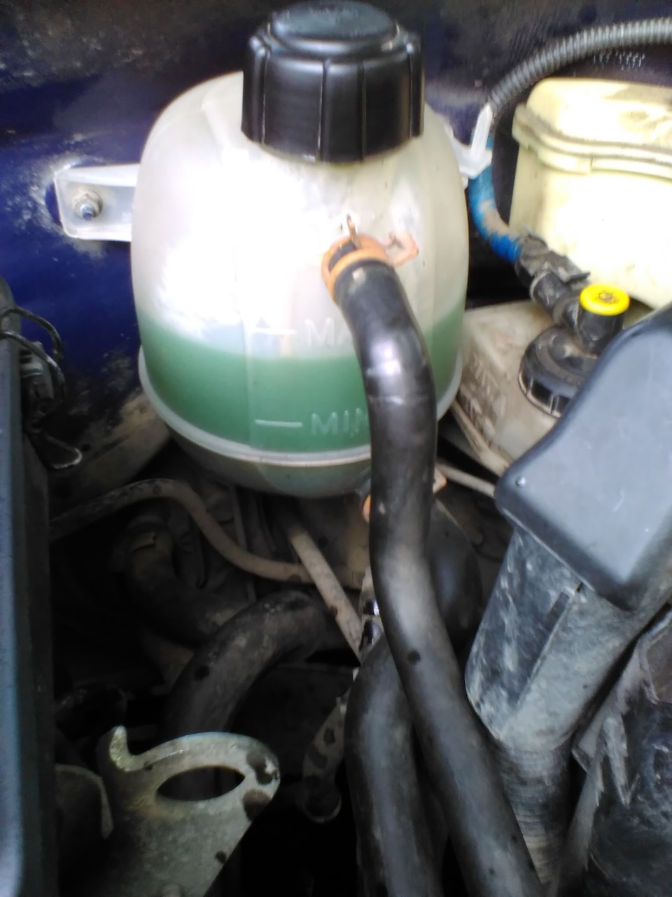 Бежит антифриз из под термостата — Renault Clio Symbol, 1,4 л., 2001 ...