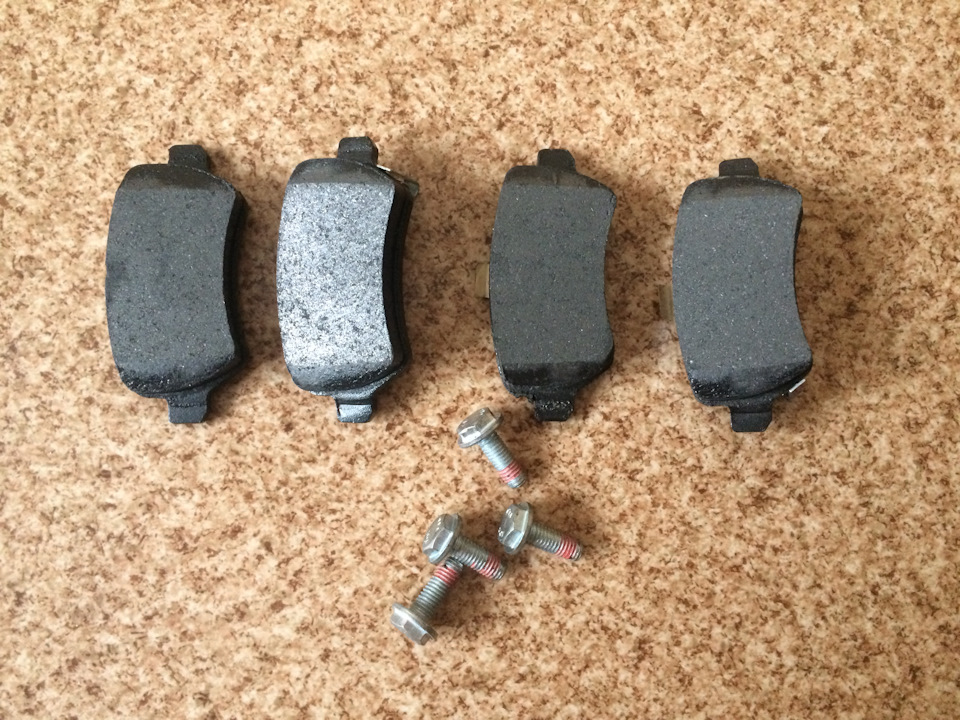 Тормозные колодки Delphi LP1717 — Opel Astra H. Запчасти на фото: LP1717