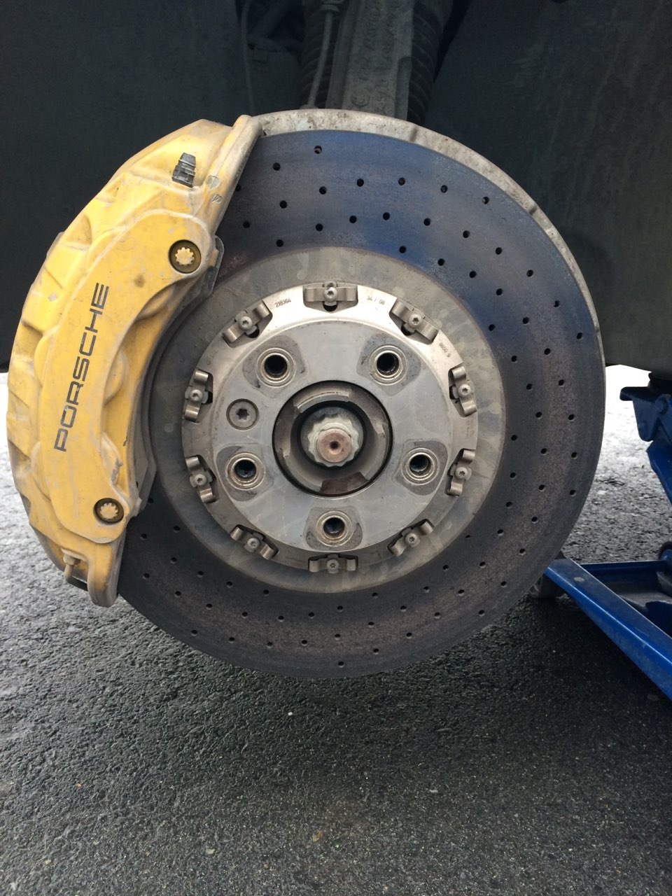 Тормоза cayenne. Тормозные диски порше кайен. Тормозной суппорт porsche cayenne. Перфорированные тормозные диски для порше кайен. Установка тормозов 380 мм cayenne.