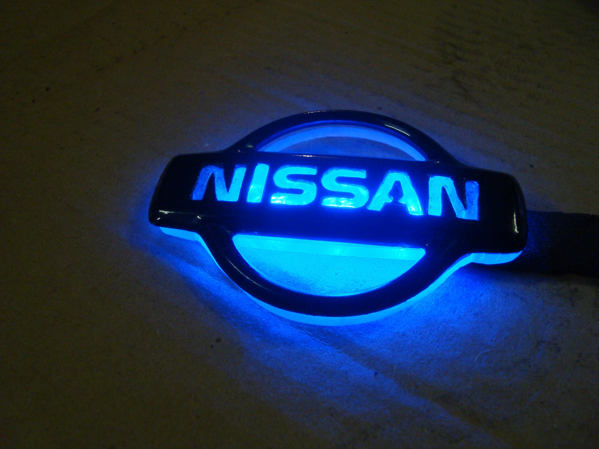 Подсветка логотипа купить. Шильдик Ниссан Альмера Классик. Шильдик Ниссан Максима а32 с подсветкой. Nissan с светодиодным шильдиком. Подсветка с логотипом Ниссан Кашкай в двери.