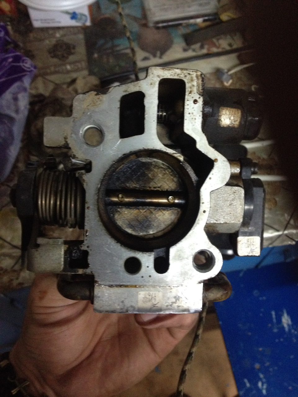 Чистка дроссельной заслонки. — Lada 2114, 1,5 л, 2004 года | своими ...