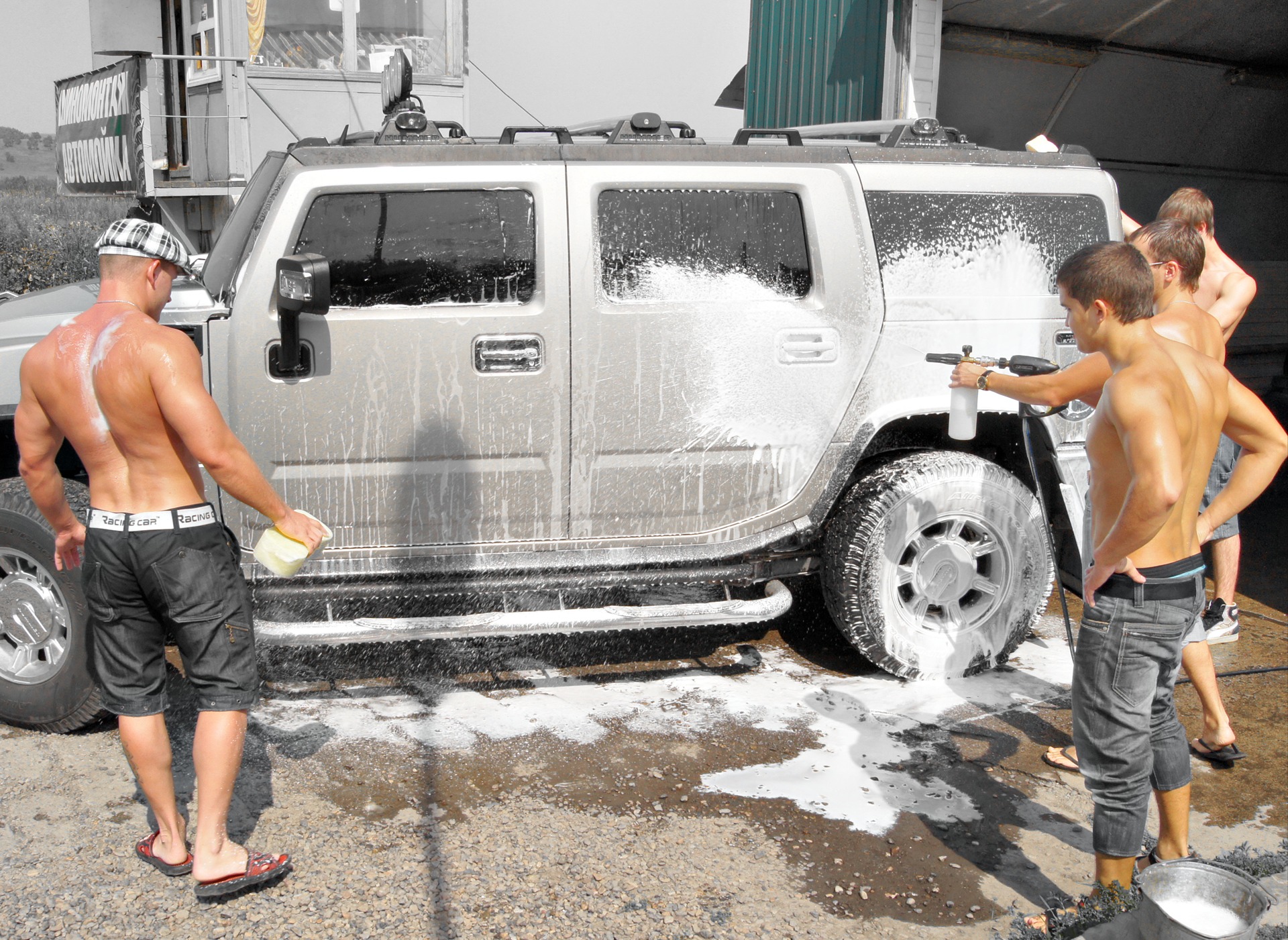 голые мужчины моют машину фото 52