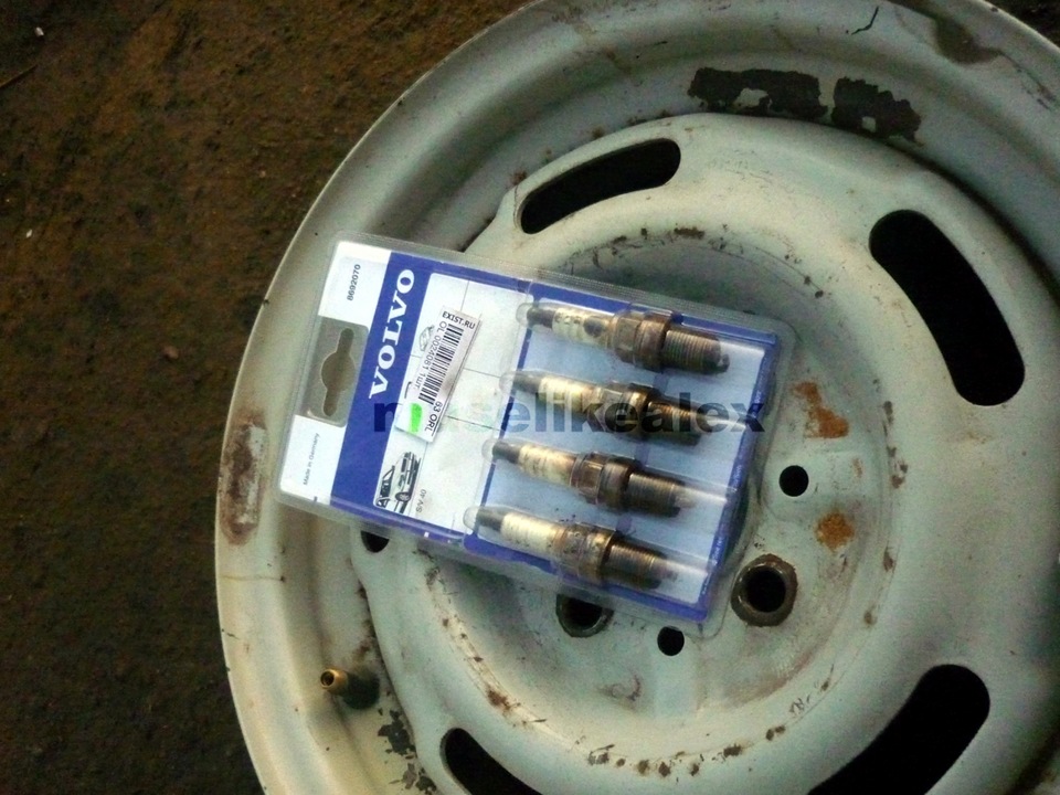 Запасной комплект свечей — Volvo V40 (1G), 2 л, 2002 года | просто так ...