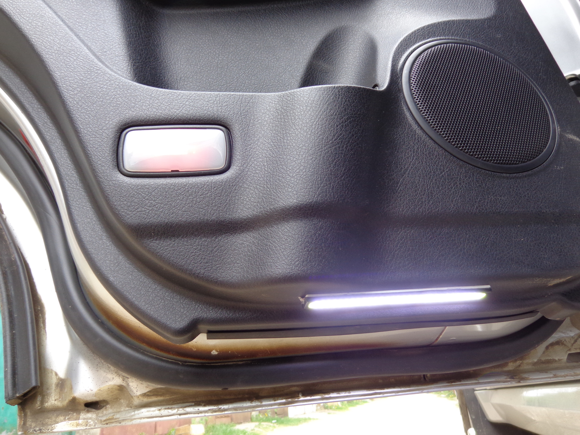 Подсветка двери багажника. Ховер н3 подсветка в двери. Mitsubishi Carisma подсветка дверей.