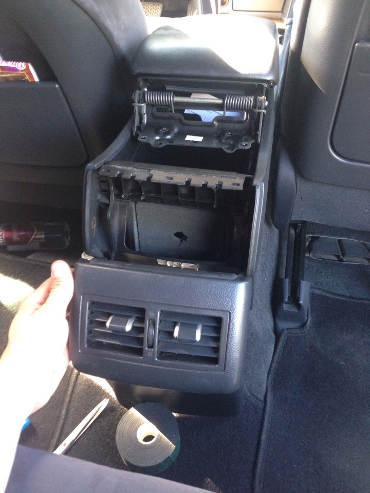 Холодильник в подлокотник — Toyota Camry (XV40), 2,4 л, 2007 года ...