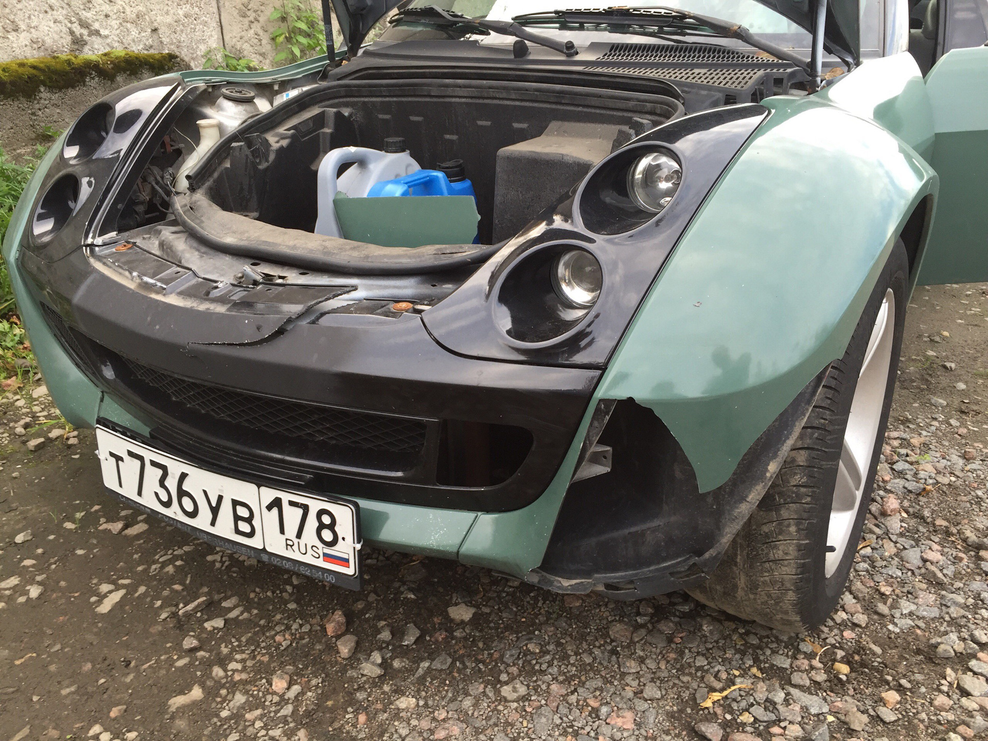 Smart Roadster рядом с человеком