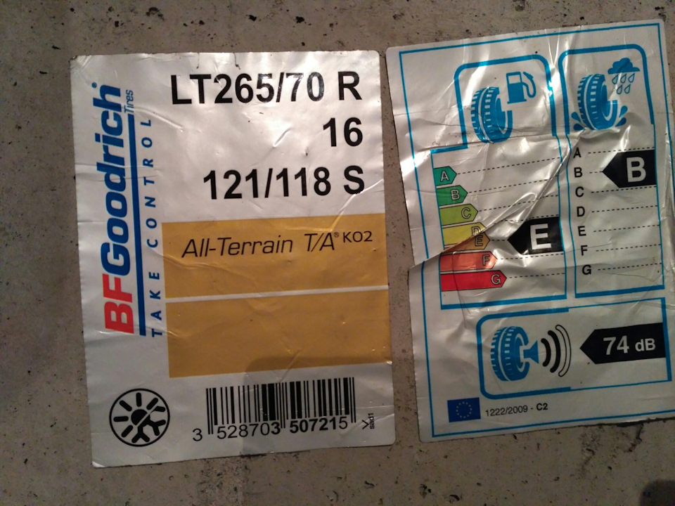 Наклейки с характеристиками — УАЗ Patriot. Запчасти на фото: 528703, BFGoodrich All Terrain T/A KO 265/70R16
