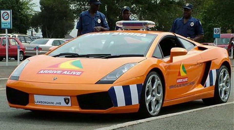 Самого крутого полицейского. Оранжевая Полицейская машина. Крутые полицейские Тачки. Самые крутые полицейские машины в мире. Самые быстрые полицейские машины.