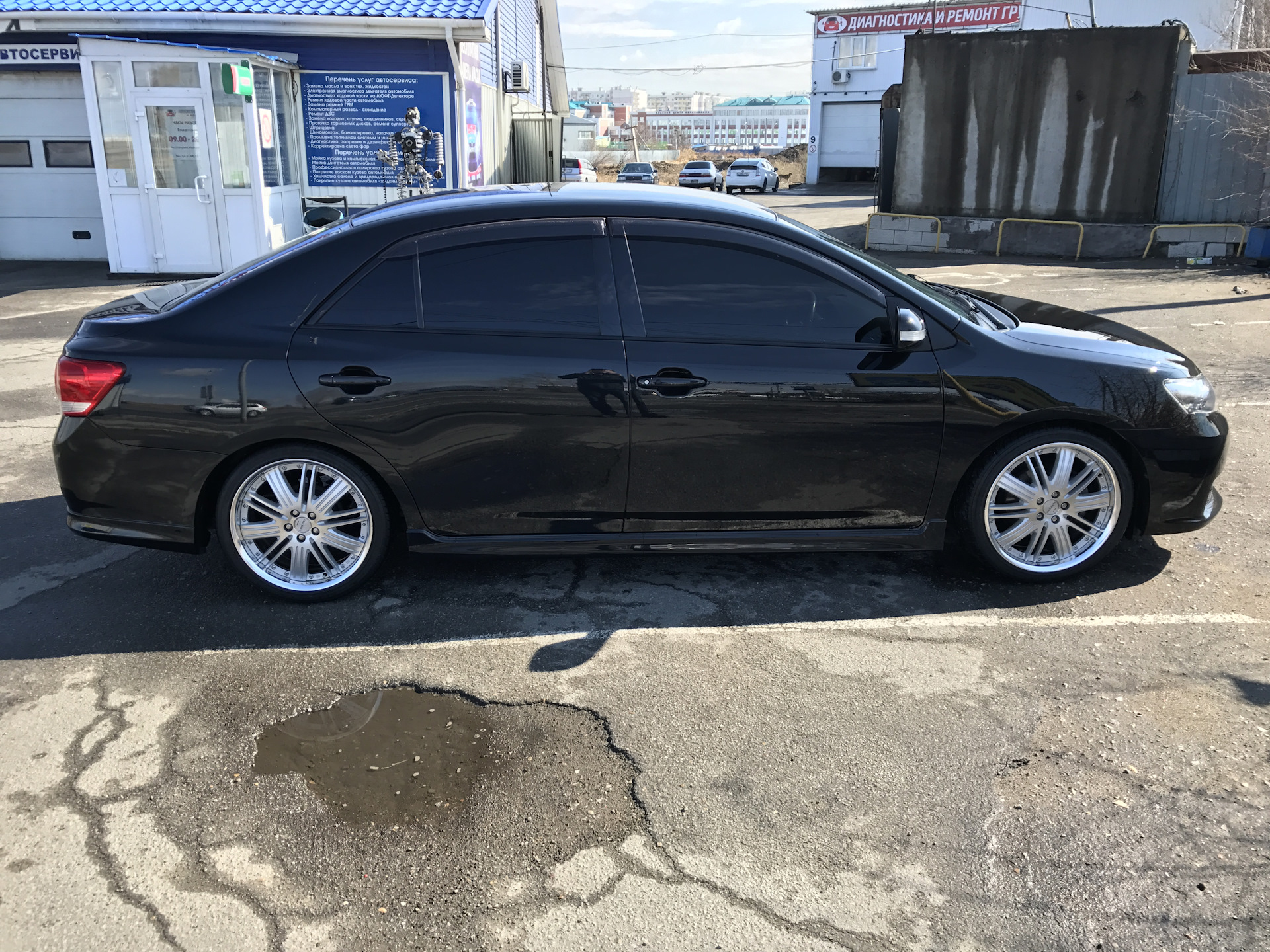 Какие диски можно. Toyota Allion на 18 дисках. Toyota Allion 260 черный. Black Toyota Allion. Черные диски Тойота Аллион 260.