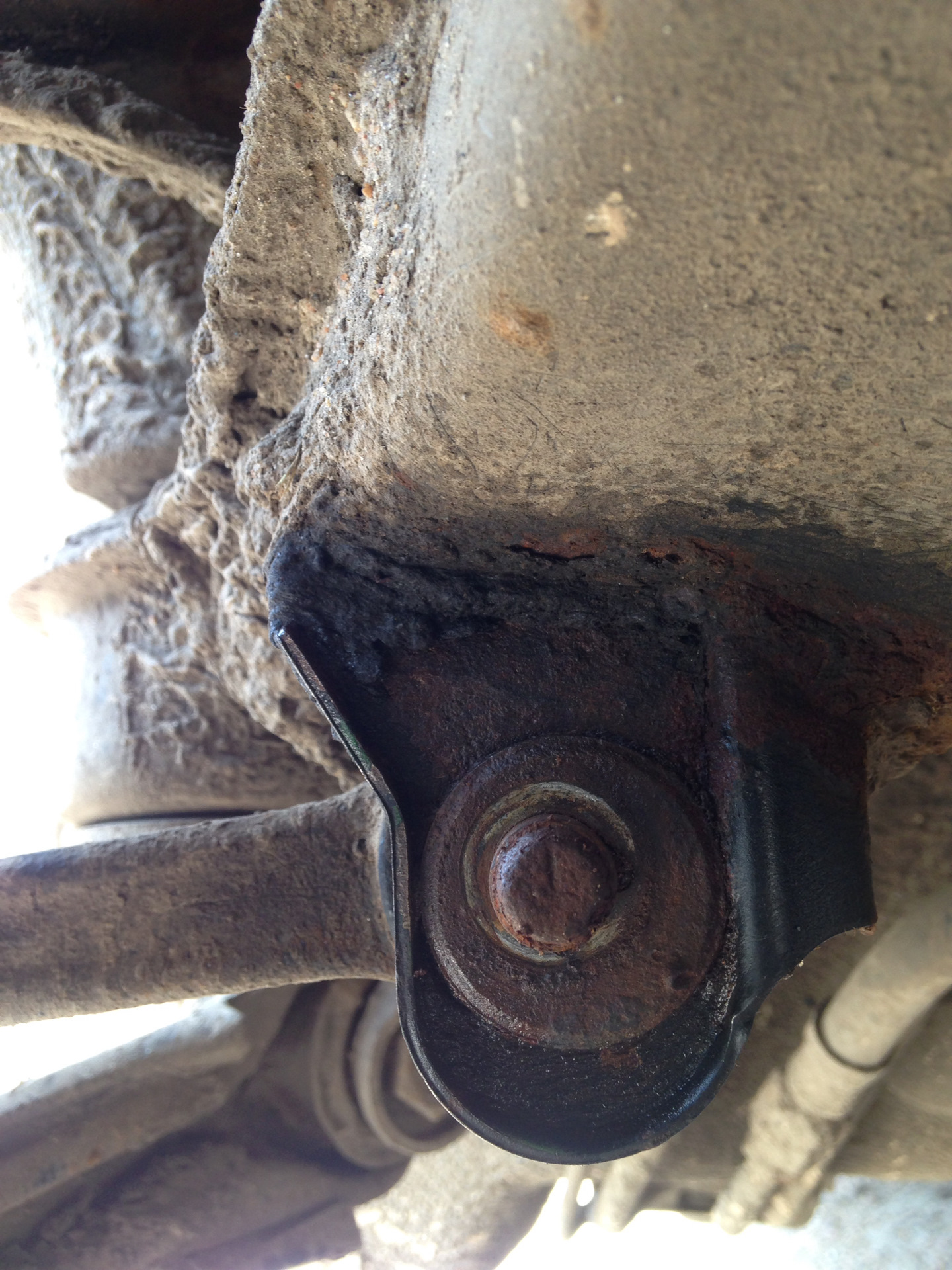 кронштейн задней подвески верхнего рычага хендай соната. крепление заднего рычага. кронштейн нижнего рычага ваз 2109. отгнили крепления задних амортизаторов тойота 4 раннер. сварка рычагов ваз 2108.