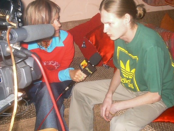 И мы расстаёмся, я вижу ты прячешь в ресницах слезу. Но всё же до ...